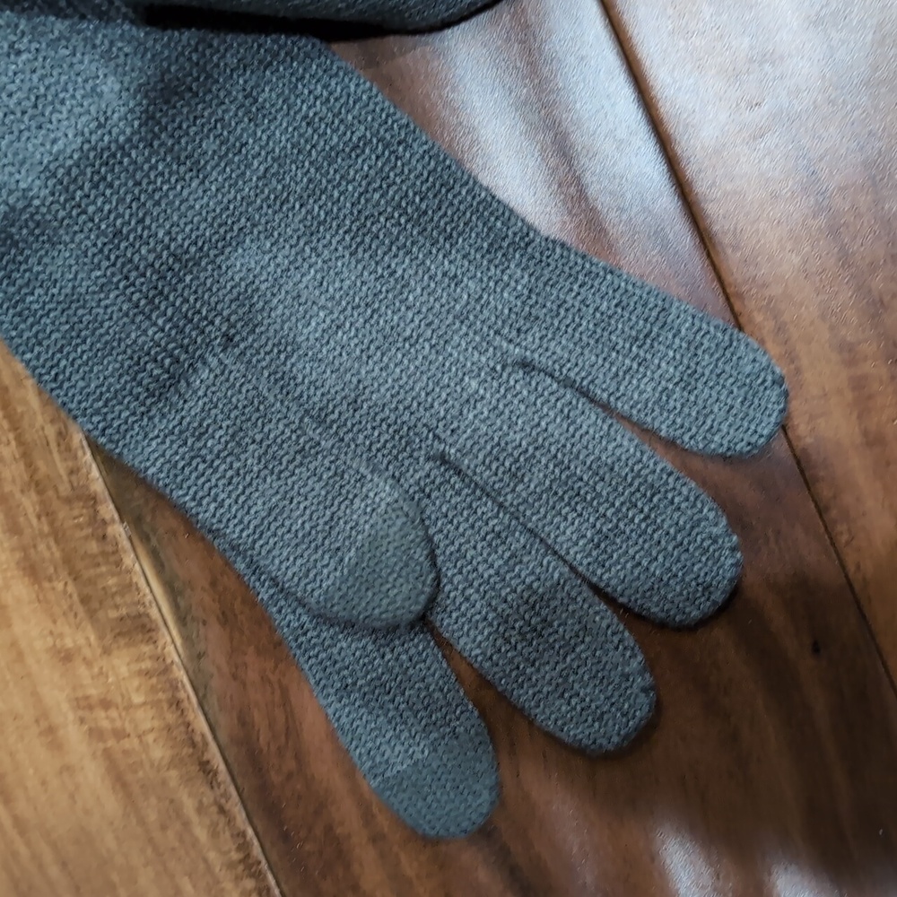 Ugg Australia 2 Piece Touch Screen Compatible Hat & Tech Gloves Set Nwt ❤️ - Picture 5 of 10
